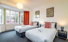 University View-Off-Street Parking-Sleeps 8-Fast Wifi